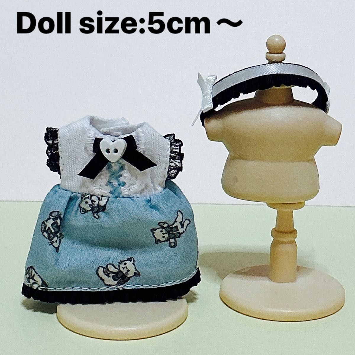 ちょろり ハンドメイド ネコ柄ブルーワンピース＆モノクロヘッドバンド ミニチュアドール服 手作り 5cm 人形服