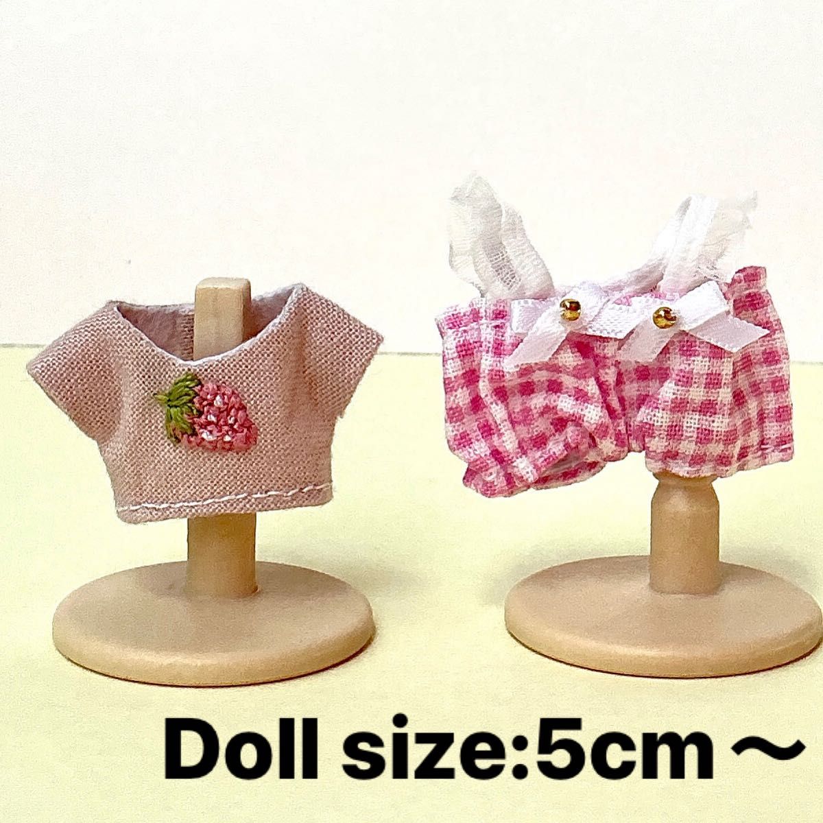 ちょろり ハンドメイド いちご刺繍シャツ＆ピンクギンガムサロペット ミニチュアドール服 手作り 5cmサイズ 人形服